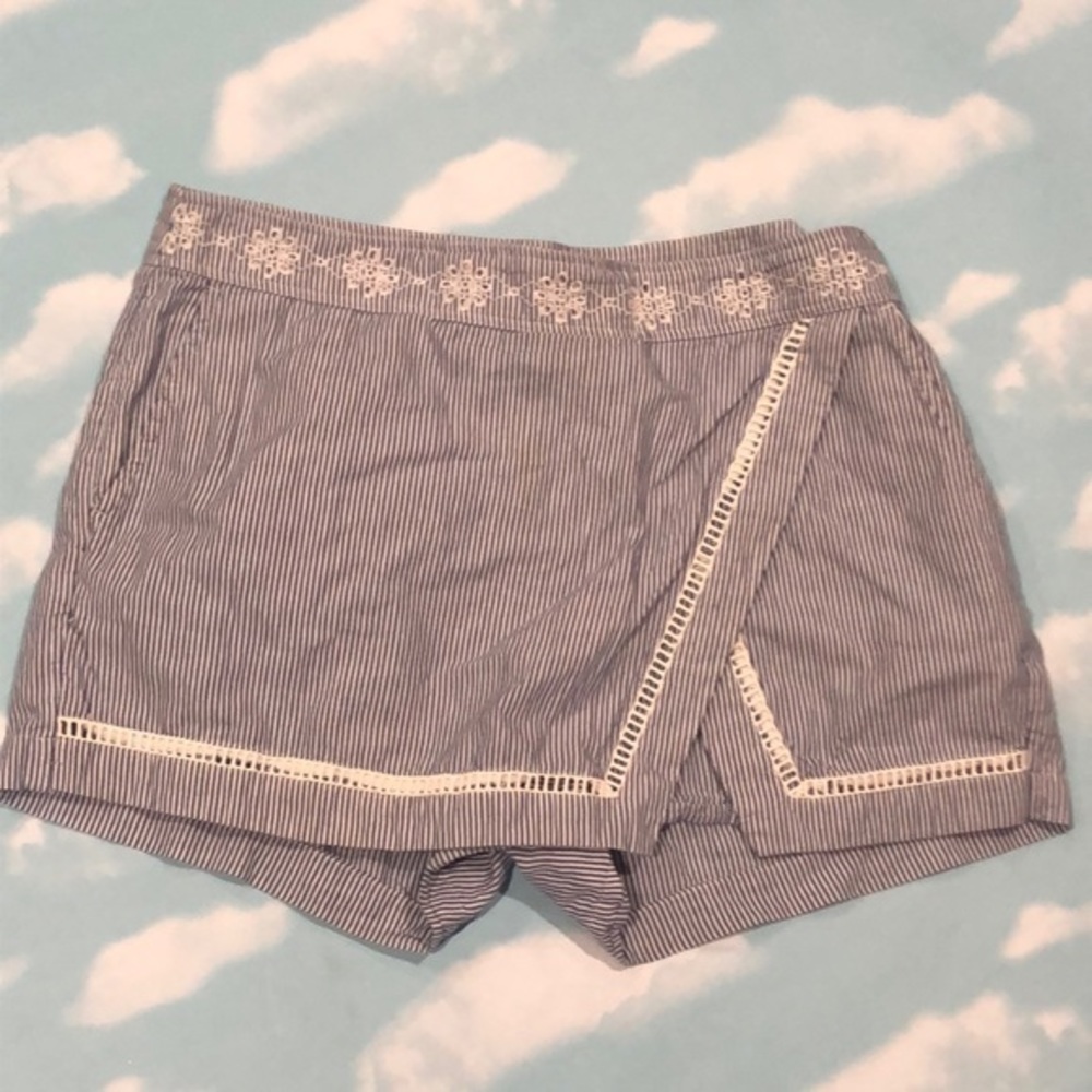 Vineyard Vines blue and white striped skort Available